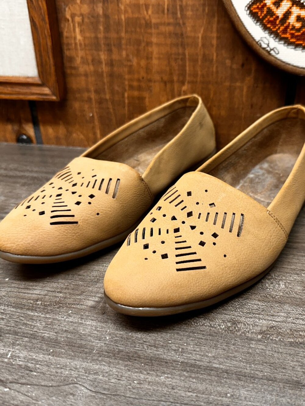 Women's A2 by Aerosoles Trend Right Flats Tan Size 8.5 Navajo Indian Suede